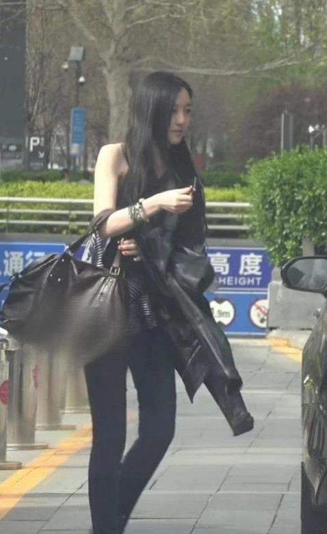 李嫣的近照曝光！兔唇消失变美艳千金，摩登时尚像极了年轻时的王菲