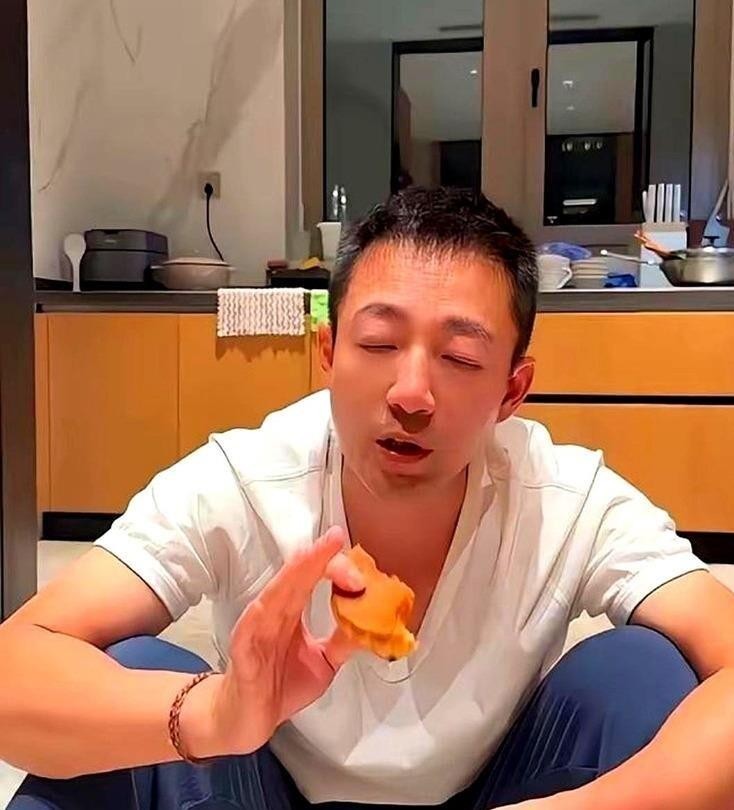 汪小菲直播时马筱梅递了块月饼，他咬了两口冒出一句玥儿也爱吃这个，话音没落整个人就顿住了，低头满桌子找