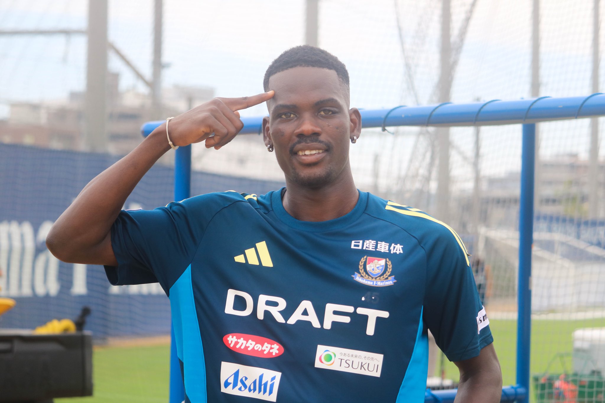 横滨跟队: 克劳德是穆斯卡特力主引进的, 去年斯旺西曾报价