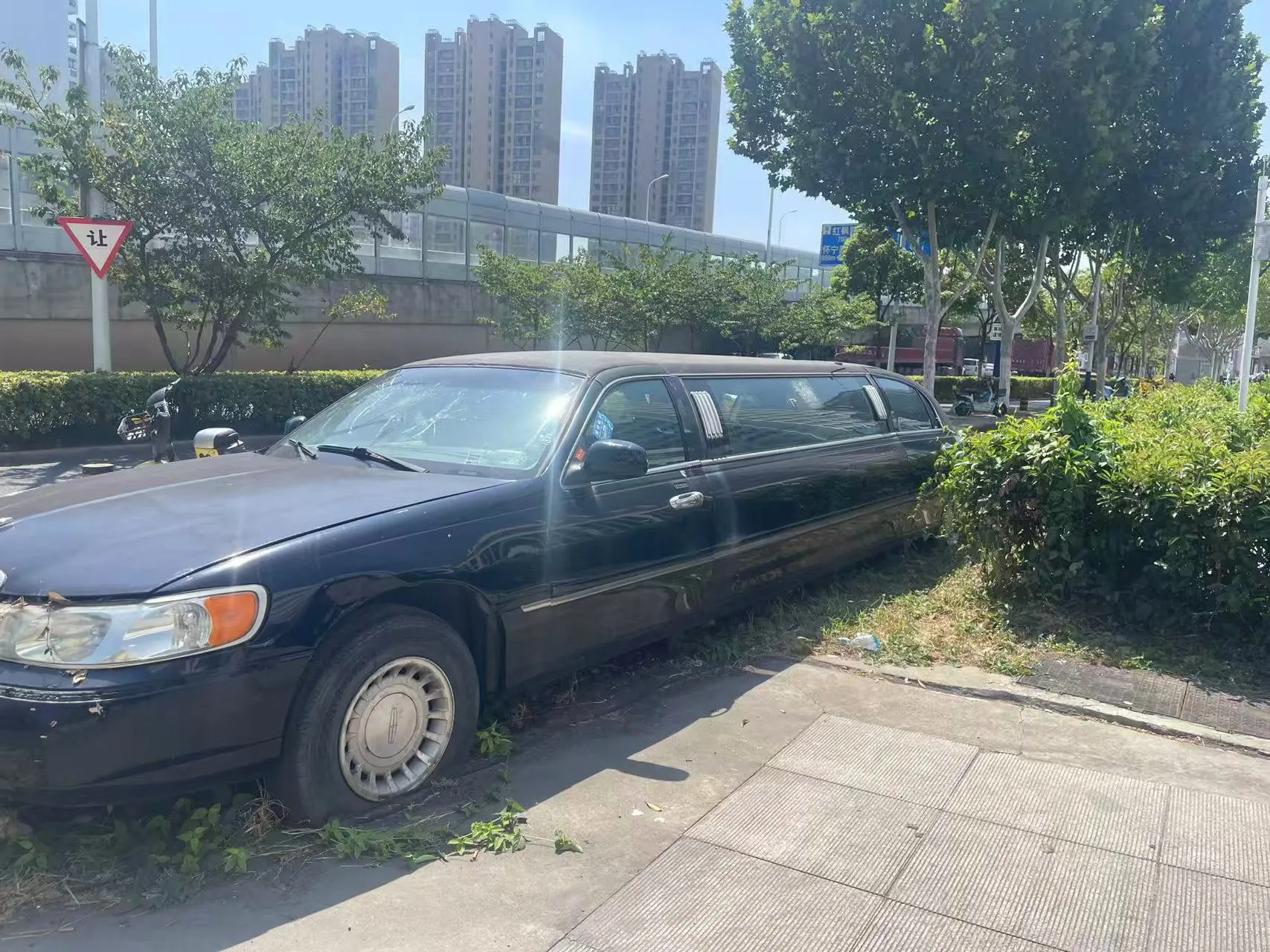 合肥“最贵僵尸车”挪窝：街头停了数年的加长林肯被移到小路上日前，有合肥市民反映