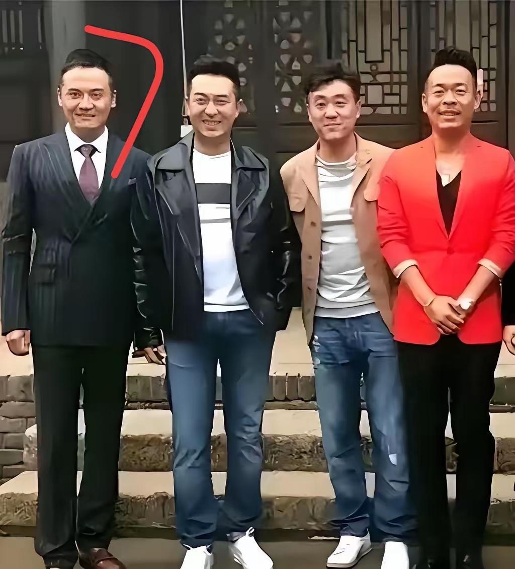 孙浩和姬他都比张嘉益红的早，没想到翻红靠的是张嘉益。孙浩90年代的大红歌星，姬