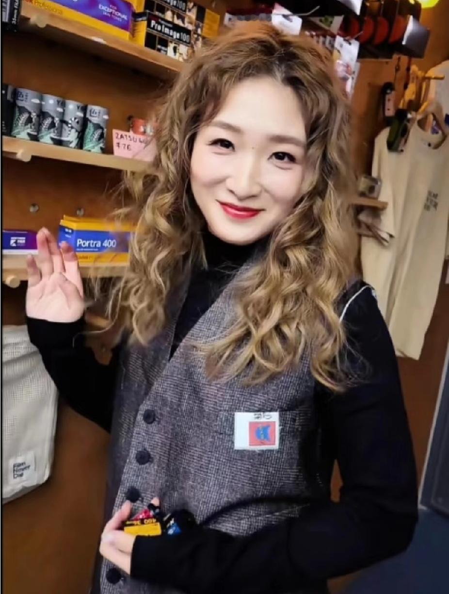  刘诗雯的羊毛卷造型也太戳我了吧！赛场飒爽的小枣，换了复古卷发直接甜出新高度～