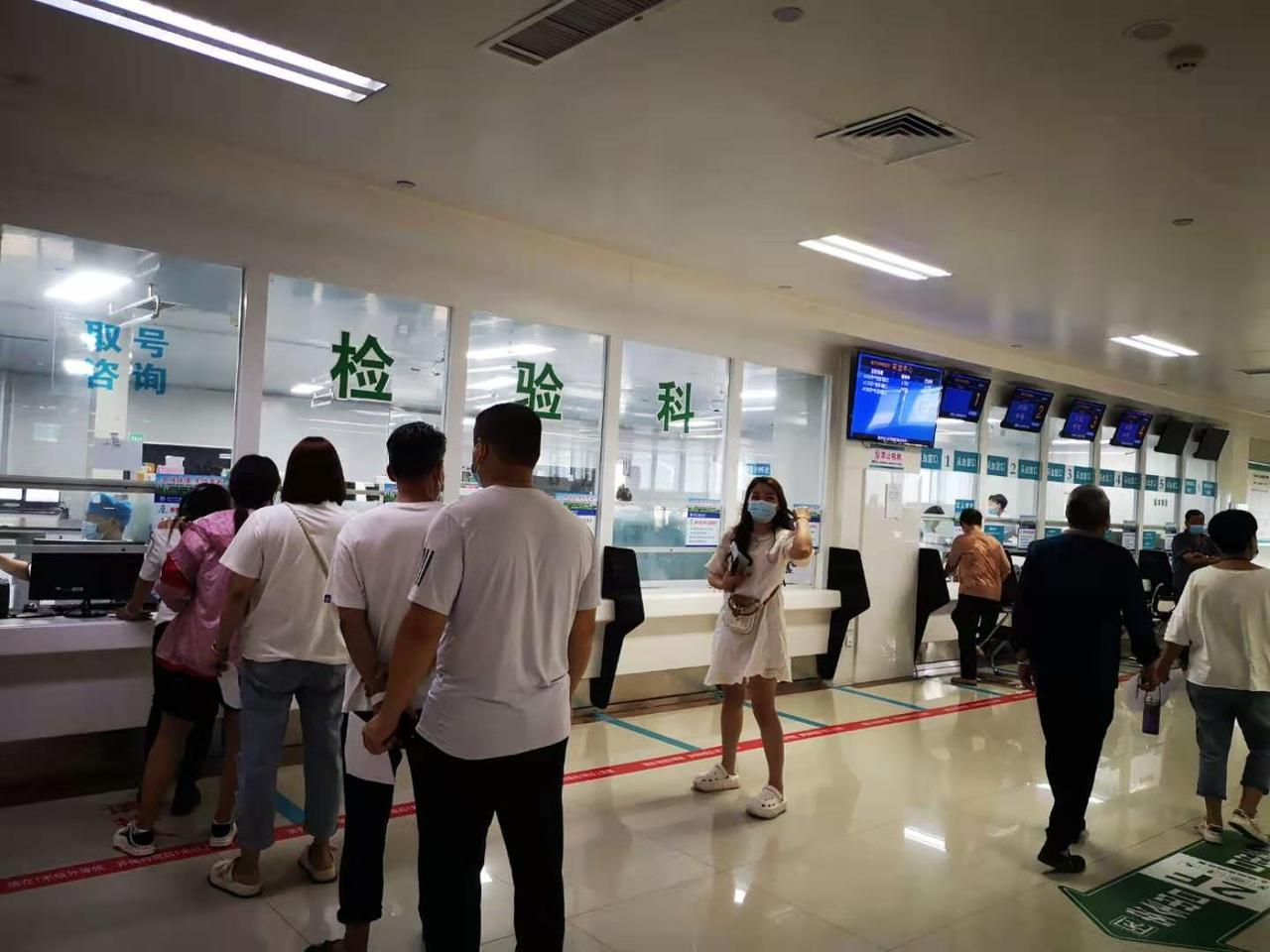 医生年薪绑定职称，诊疗效率受影响，百姓就医医院发展皆受波及。提起医生的收入，