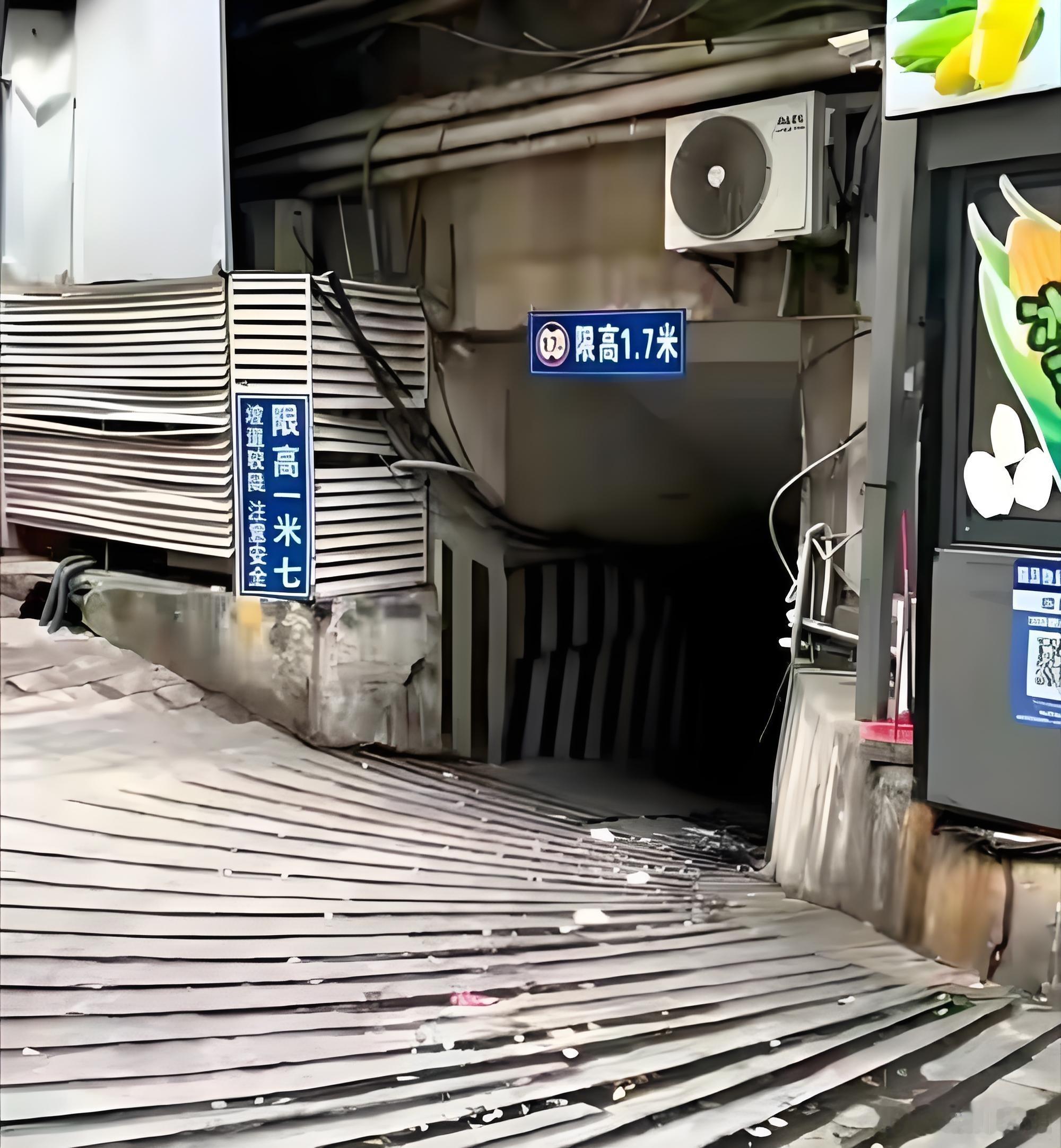 南京，某地下停车场。据说能停进去的屈指可数。[笑着哭]​​​​