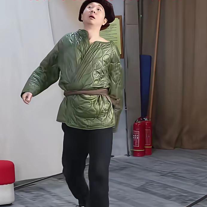 陈佩斯常对陈大愚说："出门在外，不许提我是你爹。"可这父子俩简直是一个模子刻出来