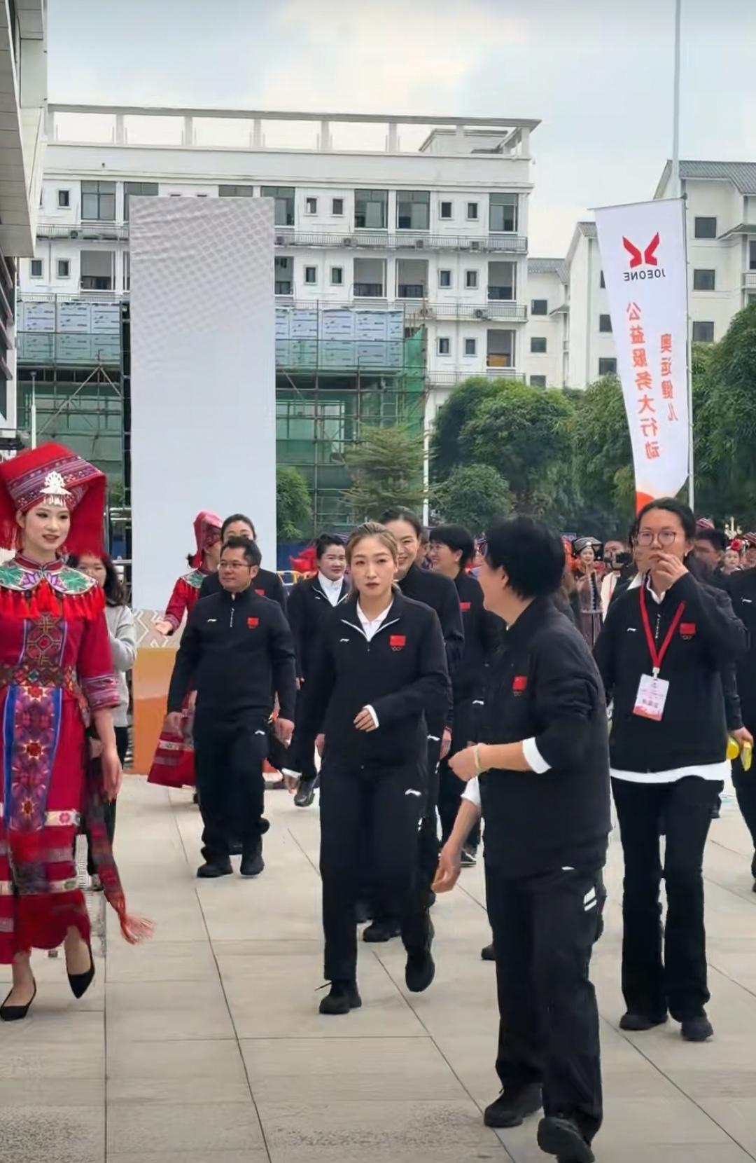 12月17日，吴敏霞和刘诗雯到广西参加活动了，这两位冠军到大学校园内，大家看到她