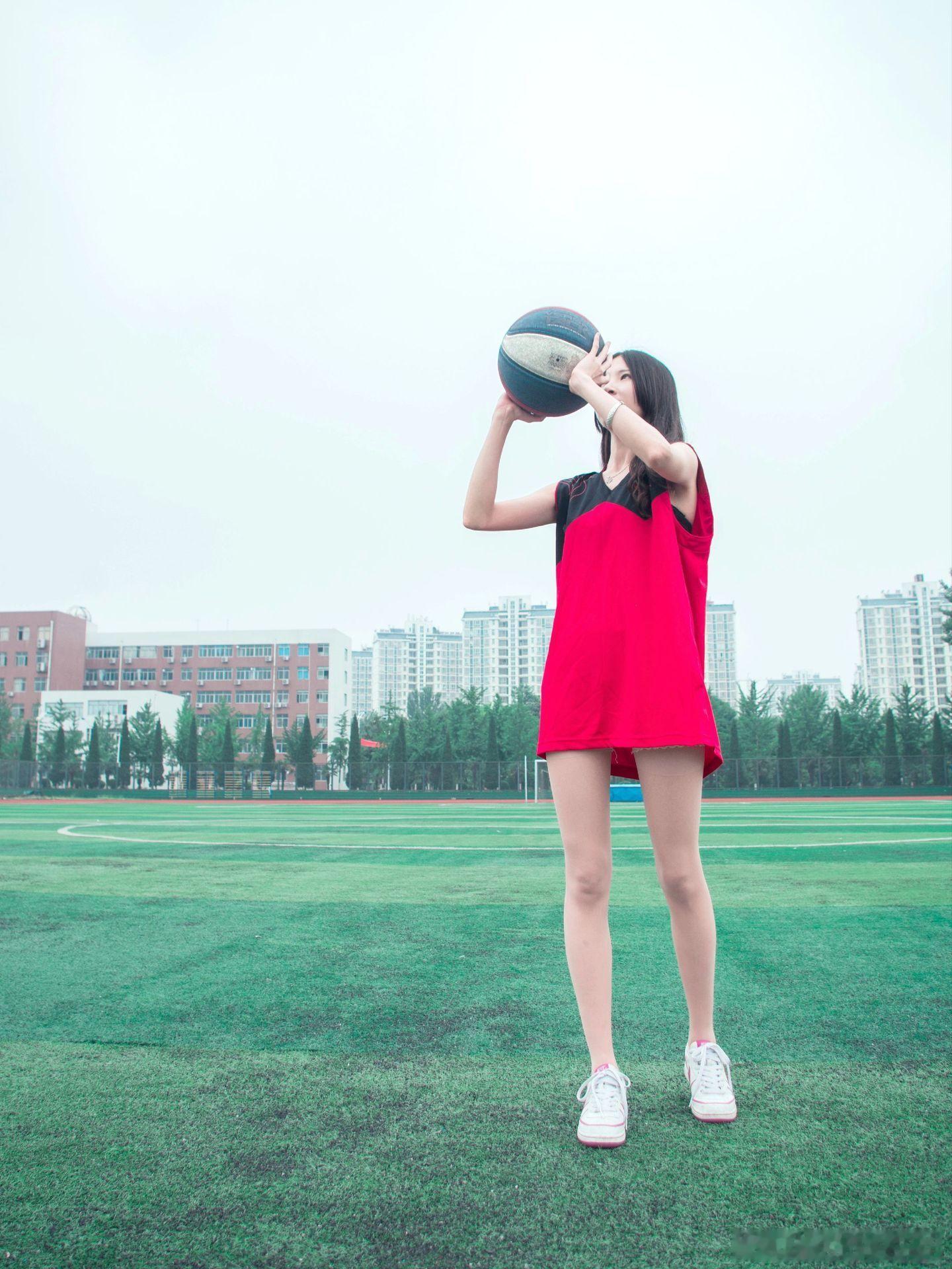 约拍打篮球的女孩