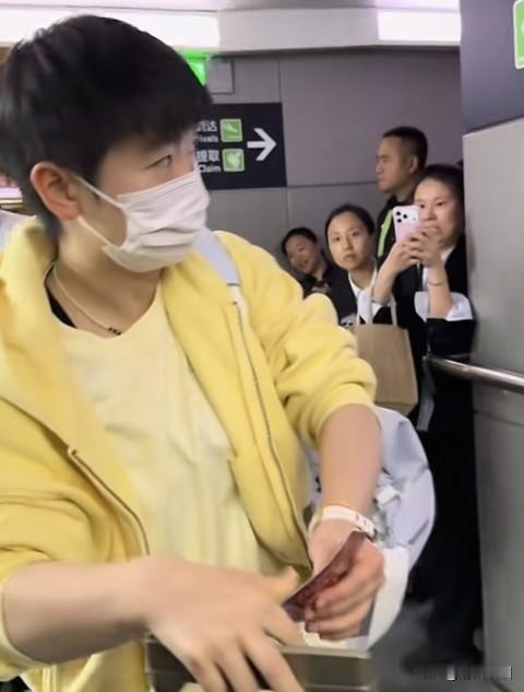 莎莎的黄色私服太漂亮了！4月24日孙颖莎抵达北京，27日举行出行仪式后将飞往伦敦