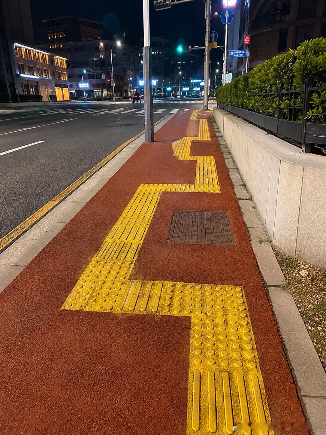 269哪个大聪明设计的盲道，歪歪扭扭