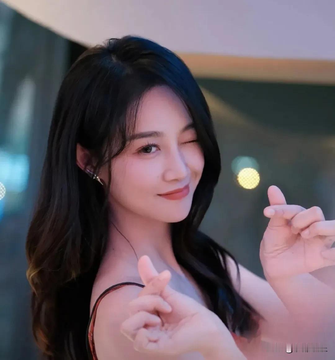 36岁蓝盈莹，这也太巧了！8月17日，蓝盈莹在易立竞的访谈节目里大方承认自己