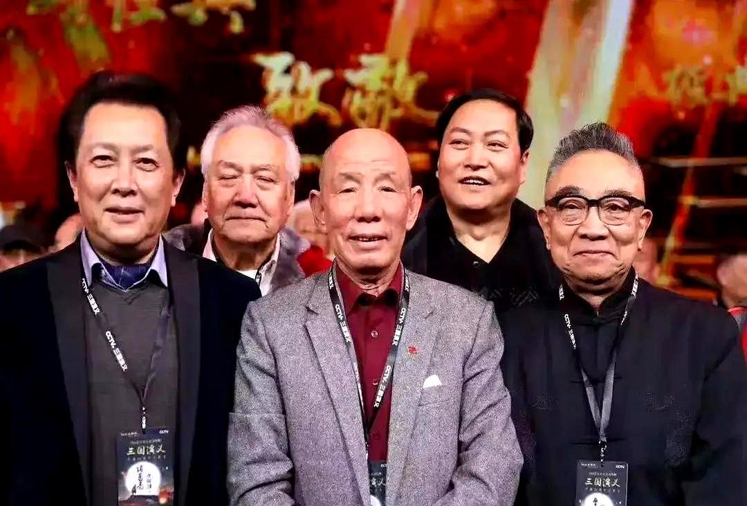 如今我刷手机看她再被热议，才懂什么叫真正的C位。刘晓庆在活动中主动搀扶94岁的