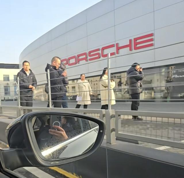 最近，郑州中原保时捷中心突然停业的消息，在网上讨论得挺热闹。东安控股集团发了份