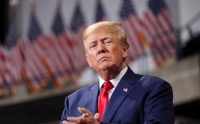 美国媒体集体懵了！特朗普从中国回来后像换了个人，不谈外交不谈经济，每天睁眼第一件