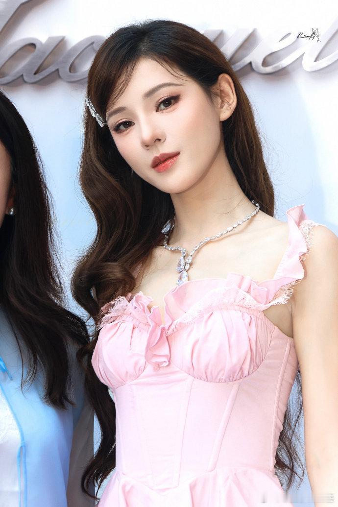 omg张予曦腿长吓到我啦 很难有人能穿出这么绝的少女感，粉色长裙干净温柔，长卷