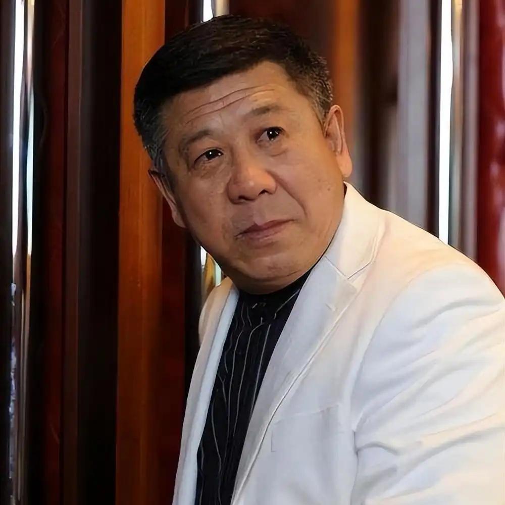 导演刘进说：“《悬崖》里高彬这个角色，是他和张嘉益一起敲定的程煜，直接邀请，连试
