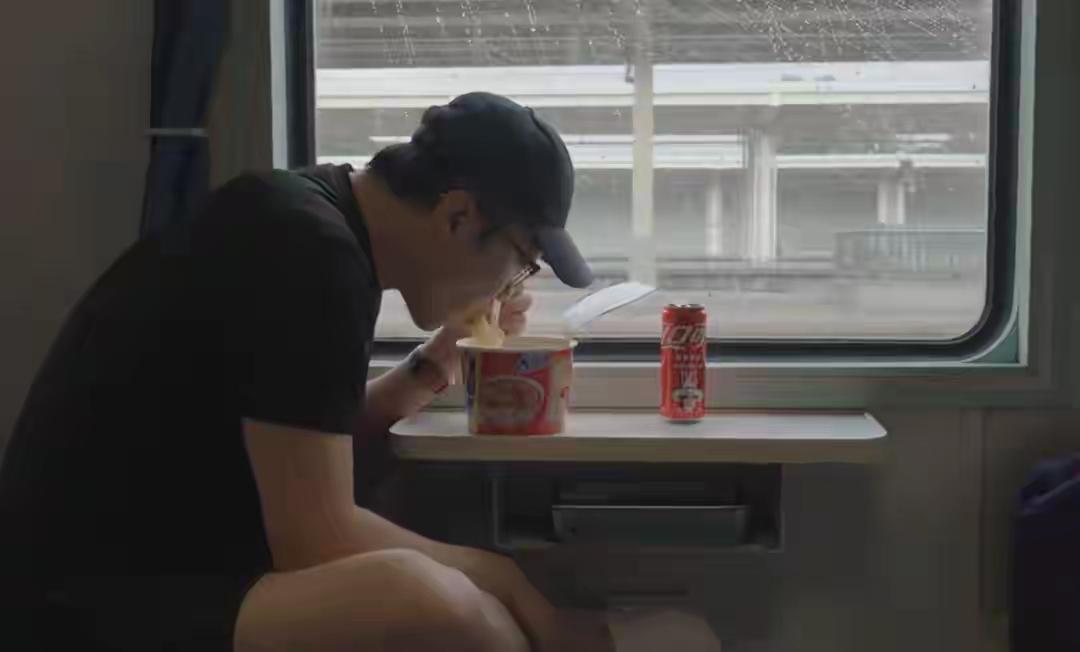 王自如负债1亿坐绿皮火车出差近日，王自如在新浪新闻《一天零一页2025》节目中
