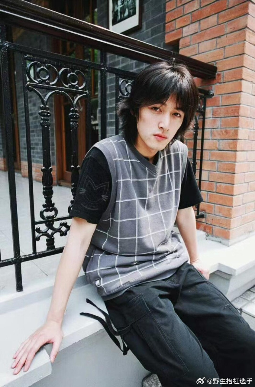 胡歌高中长这样不多人追才怪原来帅哥是从小帅到大的！胡歌高中时期就颜值在线，气质