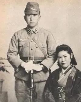 这是1945年8月，日本神风敢死队队员谷藤哲男中尉竟决定带妻子一起。