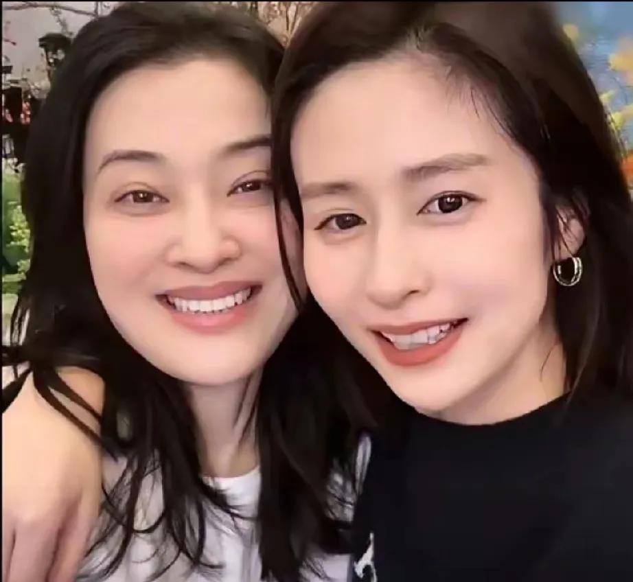 别再信“塑料姐妹花”那套啦！看看梅婷和颖儿，这才是真闺蜜的正确打开方式！颖儿插花