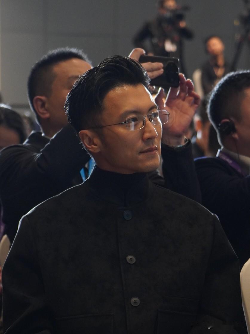 谢霆锋这几天都在哈尔滨也就是说他并没有因为谢振轩而留在香港帮忙处理张柏芝的事情