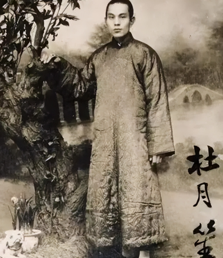 一次，上海青帮老大黄金荣喝醉了酒，抓住一个乞丐就问：“上海滩的三位大亨，你最佩服