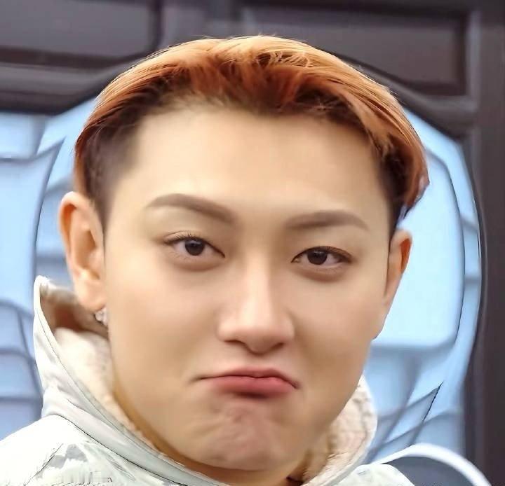 黄子韬请保护我的屁股隐私黄子韬屁股闪烁请注意笑晕我了，传下去，宇宙闪烁请注意将