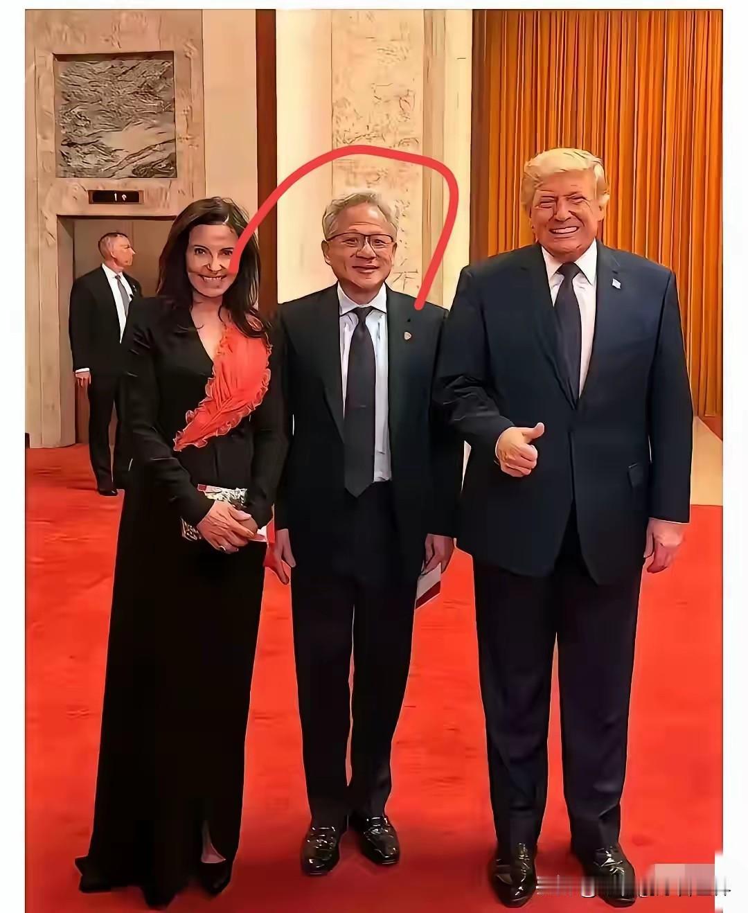 记者抓拍的外宾三人合影中，最引人注目的当属这张（图一)。现场照中，美国总统特朗普