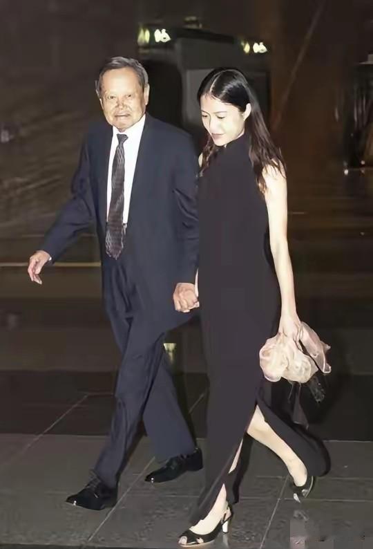 杨振宁先生和翁帆女士的这张合影，也不知道是哪一位摄影师拍摄的，实事求是讲，这个摄