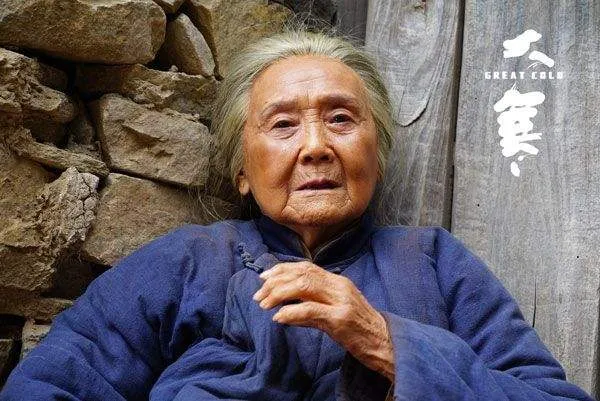 1941年，一个叫曹黑毛的姑娘正在院子里晒谷子。突然，跑过来几个日军把她摁在地上