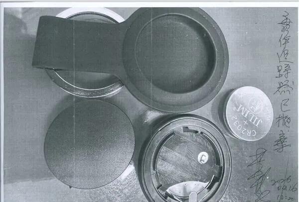 尹乃菁可以脱身了，新北警局副局长林武宏拜访李乾龙，李乾龙将当时拍下的追踪器照片提