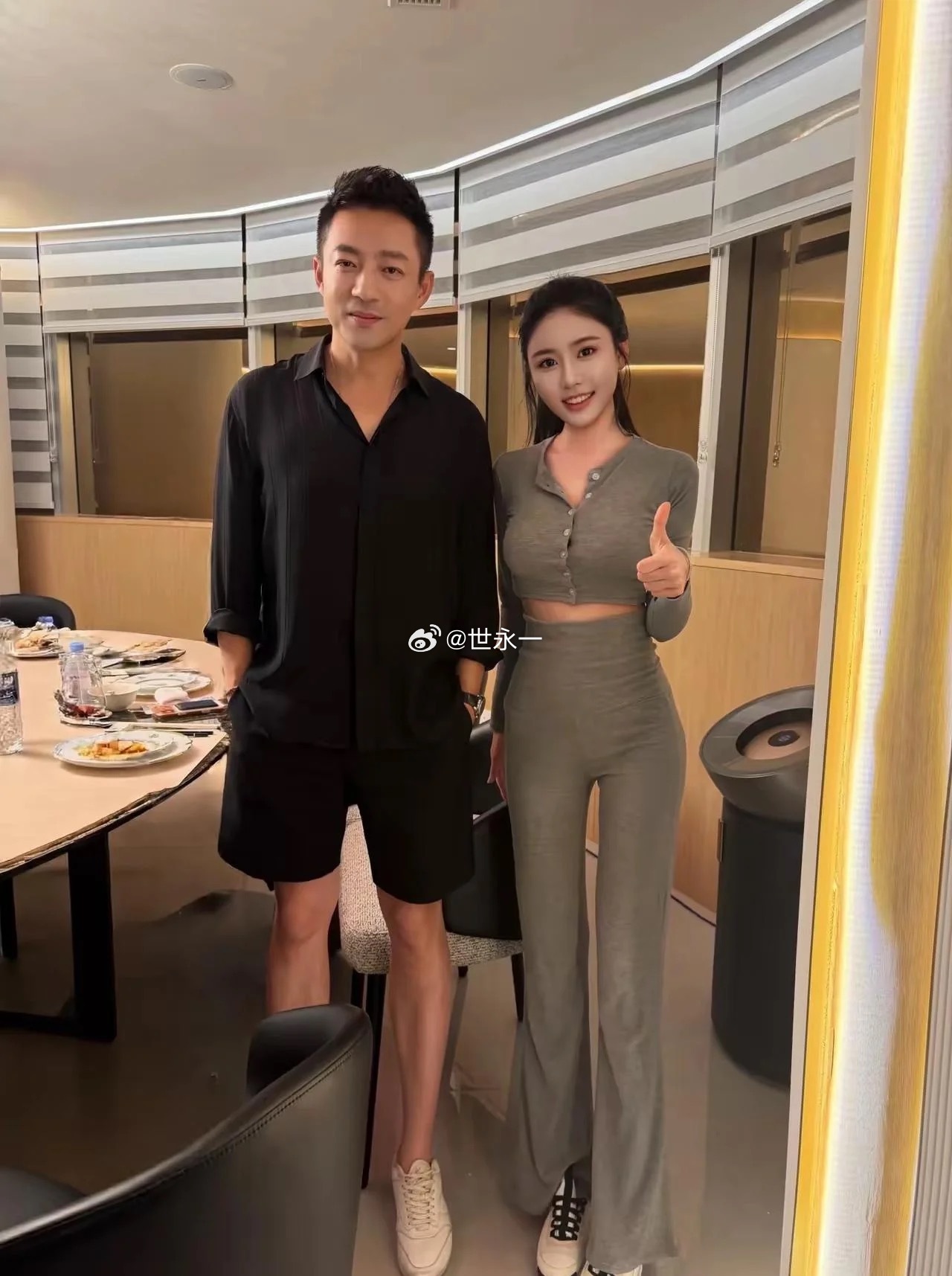 感觉有钱人身边永远不缺美女
