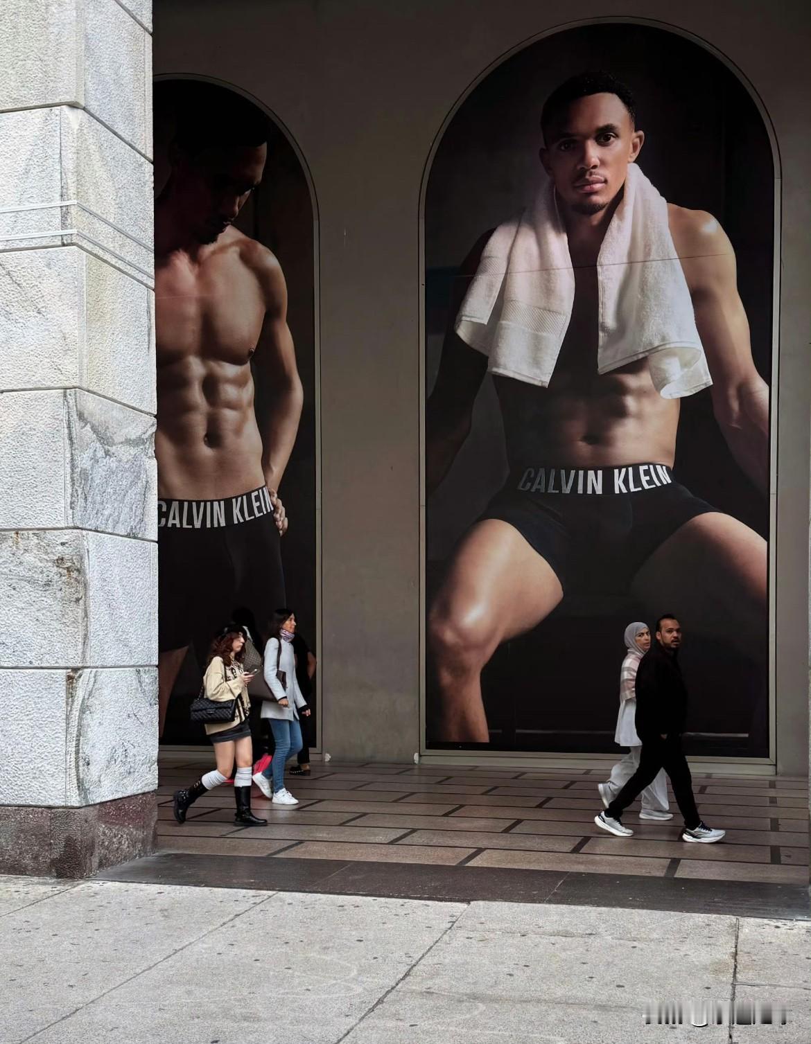 皇家马德里管理层对亚历山大-阿诺德在俱乐部的表现非常不满。据报道，他每周收入高