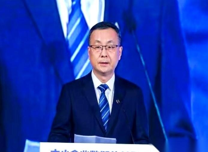 都以为中国移动要跟苹果掰手腕，抢手机那点蛋糕。结果人家扭头不玩了。直接调转枪