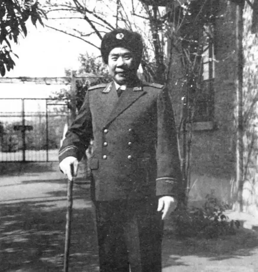上世纪60年代的一天，有七、八个人手持短枪，冲进了空降兵第15军参谋长齐钉根少将