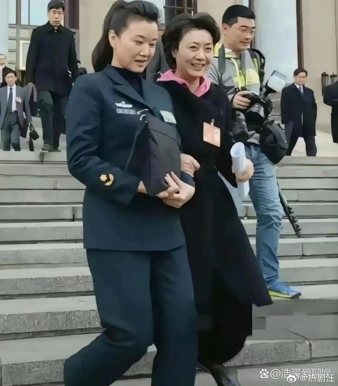 宋祖英与李胜素两人参加会议时的一幕，两人都是各自领域中的佼佼者