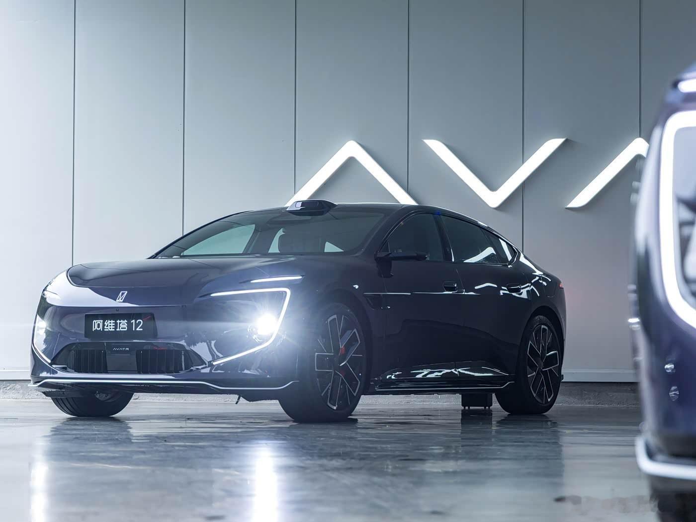 新阿维塔12上市售价29.39-43.39万元，新车外观基本不变，但起售价上涨