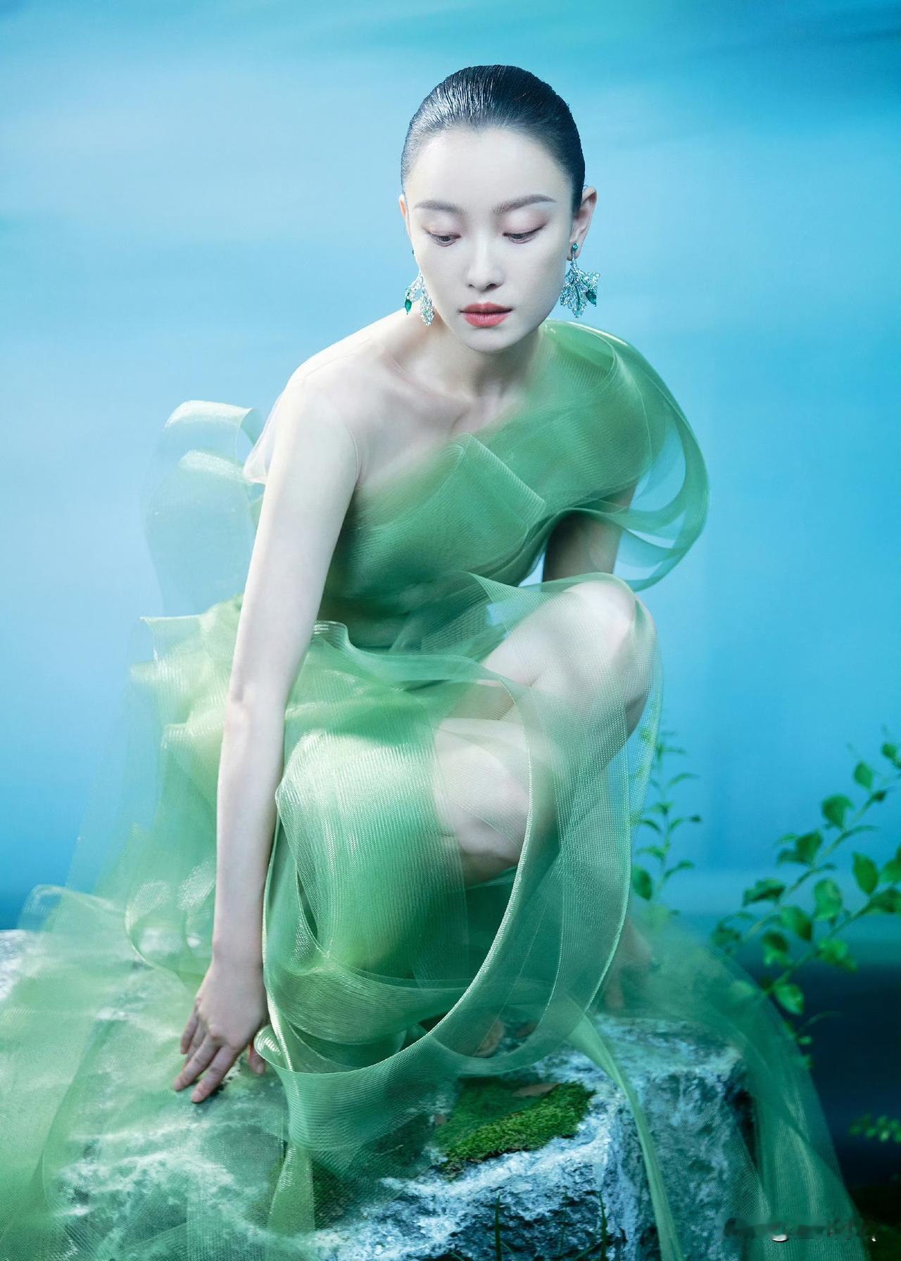 倪妮版绿野仙踪啊，本身就是冷白皮，穿上绿色纱裙后简直白到发光发亮，简直就是仙女下