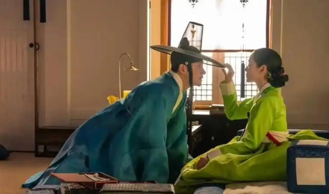 孙艺珍小荧幕阔别四年，一回来就演最狠的。Netflix今天把《挑情丑闻》8集一次