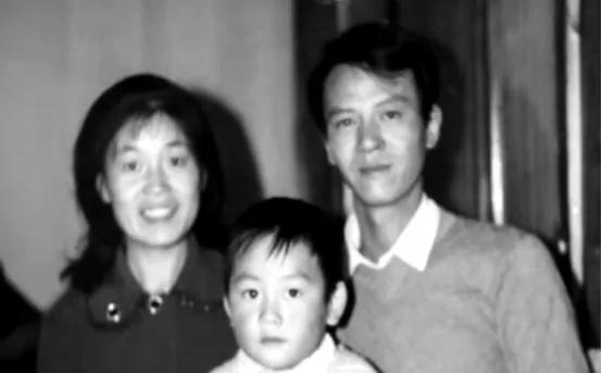 1979年，知青戴建国不顾家人反对，迎娶一个傻姑娘为妻。新婚夜，戴建国哭着解开她