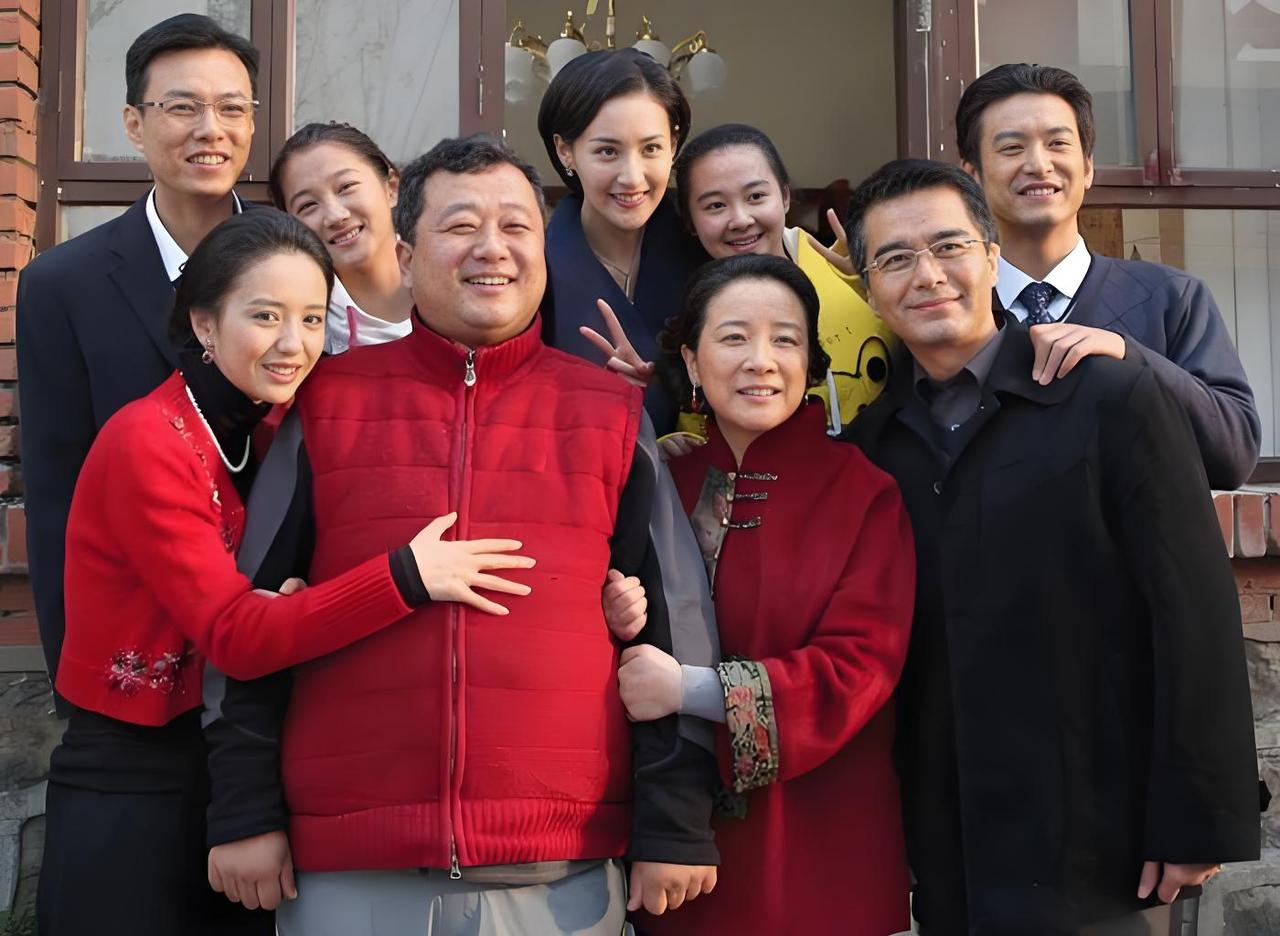 这铁定是电视剧里的剧照，我一眼就认出了陈小艺、佟丽娅、许亚军，后头好像还站着关晓