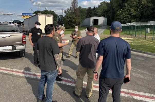 【美国已将50人遣返回乌克兰——其中一些人自苏联时期就居住在那里。】乌克兰已接收