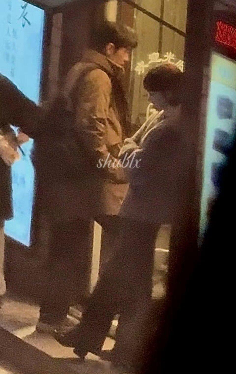 这是肖战新剧路透吗，帅哥真的不是在拍偶像剧吗？这么模糊的图都能看得出来很帅