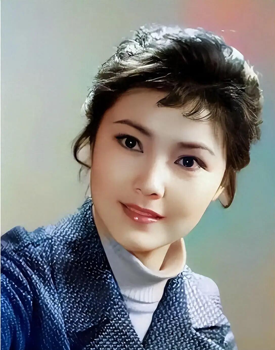80年代的老演员就是漂亮，那种明艳大气的长相是国泰民安的一张脸，五官精美绝伦，美