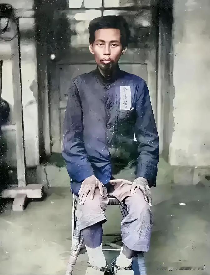 图片上这个身形消瘦，脚上带着沉重脚镣的男子是中国台湾省的抗日英烈:余清芳。他曾