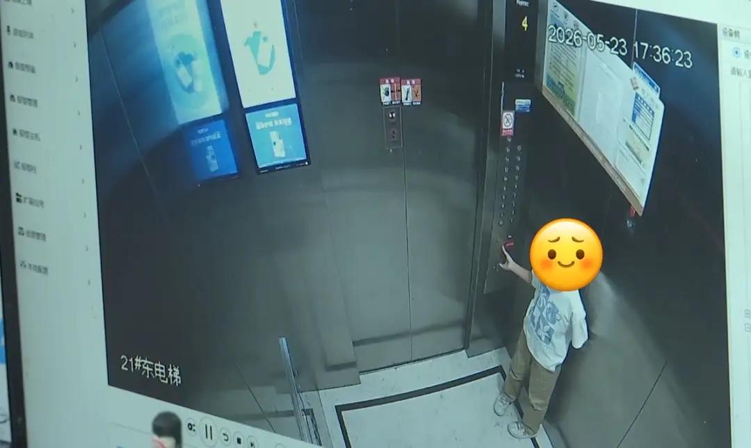 浙江杭州，2名9岁女孩被困小区电梯，孩子吓得反复按求助键，呼救了3、40次，结果