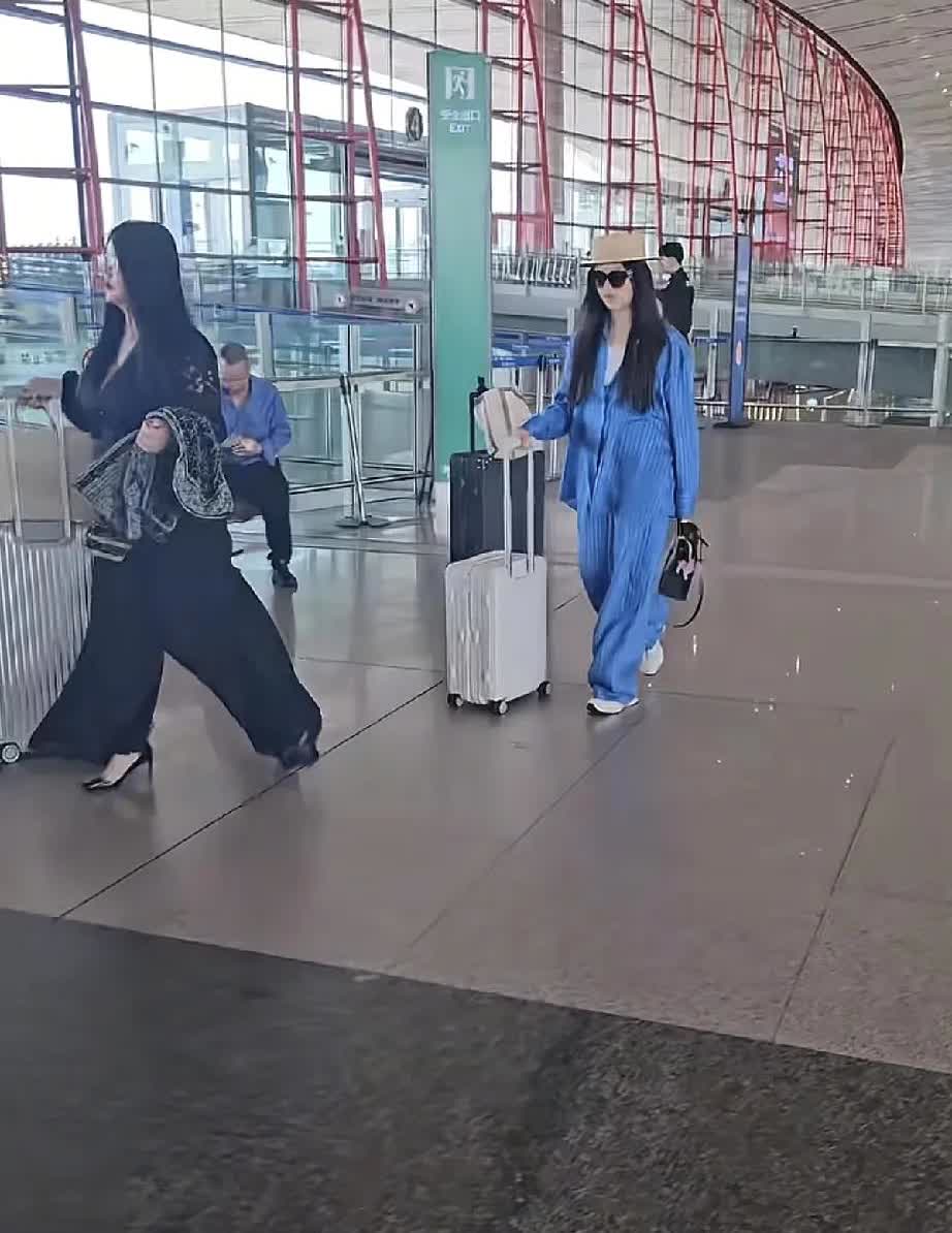 7月18日，网友偶遇到的李湘与王诗龄，两个人都太胖了，一看就伙食很好，而且两个人