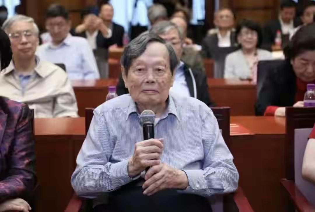 杨振宁走了，但他留下的贡献值得铭记。1956年他和李政道提出“弱相互作用中宇称不