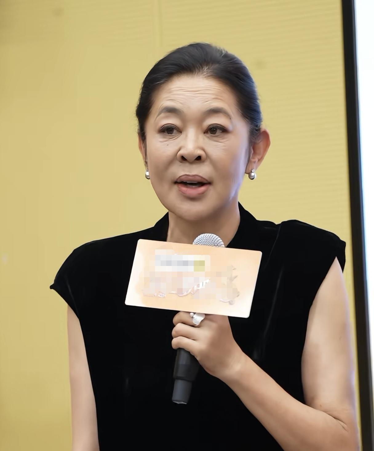 终于知道，为什么倪萍風光了一辈子，一把年纪了反而开始榻房了真是服了她这个嘴
