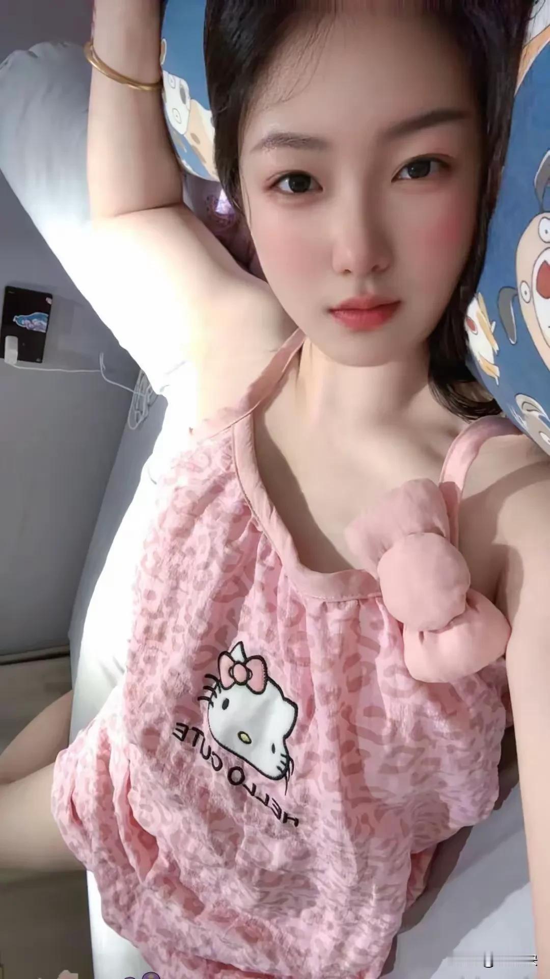 没事儿，不要出去瞎溜达。一旦皮肤暴晒可能要很多年都白不回来。普通的晒一晒是可以恢