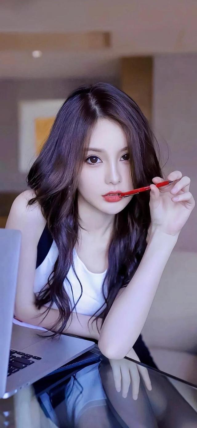 笑话：今天去姐姐家，姐姐正在教训的儿子：“你小小年纪不愿意去上学，还学会跟老师